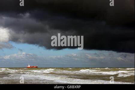 Ein Schiff ist unter stürmischem Himmel bei Margate in Kent vertäut. Stockfoto