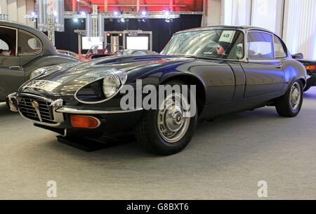 Ein Jaguar E-Type V12 Coupé aus dem Jahr 1971, das einst im Besitz des Fußballers George Best war, wurde im Rahmen einer Vorauktion für den Verkauf von H&H Classics, Oldtimern und Motorrädern im Imperial war Museum, Duxford, ausgestellt. Dazu gehören zwei der seltensten und begehrtesten Ferraris, die je hergestellt wurden und die verkauft werden, um Gelder für die Royal National Lifeboat Institution (RNLI) zu sammeln. Stockfoto