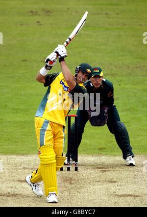 Der Australier Matthew Hayden trifft auf dem Weg zu einem Jahrhundert gegen Leicestershire eine sechs. Stockfoto