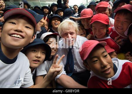 Der Bürgermeister von London, Boris Johnson, nimmt an einem Street Rugby Turnier in einer Straße in Tokio mit Schulkindern und Erwachsenen aus Nihonbashi, Yaesu & Kyobashi Community Associations Teil, um Japan als Austragungsort der Rugby Weltmeisterschaft 2019 zu markieren, wo Johnson am letzten Tag seines viertägigen Handelsbesuchs in Japan ist. Stockfoto