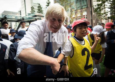 WEITERÜBERTRAGUNG MIT ZUSÄTZLICHEN INFORMATIONEN der Bürgermeister von London, Boris Johnson, schüttelt sich die Hände mit dem 10-jährigen Toki Sekiguchi, nachdem der Bürgermeister ihn während eines Street Rugby-Turniers in einer Straße in Tokio mit Schulkindern und Erwachsenen aus Nihonbashi, Yaesu & Kyobashi Community Associations, Anlässlich der Rugby-Weltmeisterschaft 2019 in Japan, wo sich Johnson am letzten Tag seines viertägigen Handelsbesuchs in Japan befindet. Stockfoto