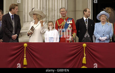 Die ehrenvolle Ella Mountbatten (Mitte) schließt sich der Herzogin von Cornwall (zweite links) an und schließt sich anderen Mitgliedern der königlichen Familie auf dem Balkon am Buckingham Palace an. Dies ist der erste Auftritt auf dem Balkon für die Herzogin. Stockfoto