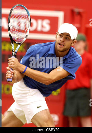 Tennis - Stella Artois Championship 2005 - Halbfinale - Andy Roddick gegen Radek Stepanek - Queens Club. Andy Roddick aus den USA im Kampf gegen Radek Stepanek Stockfoto