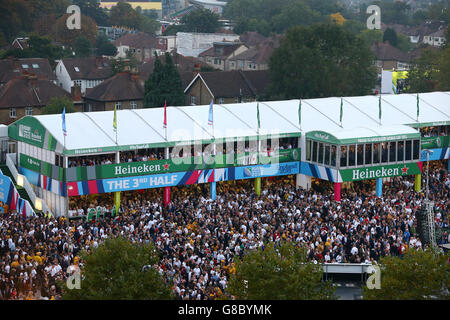 Rugby Union - Rugby-Weltmeisterschaft 2015 - Pool A - England gegen Australien - Twickenham. England-Fans warten auf die Ankunft des Mannschaftsbusses Stockfoto