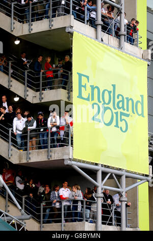 Rugby Union - Rugby-Weltmeisterschaft 2015 - Pool A - England gegen Australien - Twickenham. Fans warten auf die Ankunft des englischen Teams Stockfoto