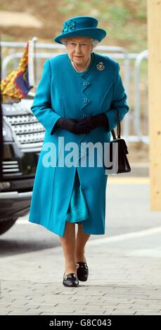 Queen Elizabeth II. Kommt an der University of Surrey in Guildford, Surrey, an, wo sie eine neue hochmoderne Veterinärschule eröffnen wird. Stockfoto