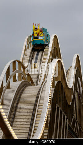 Die Gewinner und Mitglieder der Öffentlichkeit fahren die Scenic Railway, die älteste Achterbahn Großbritanniens, im Vergnügungspark Dreamland Margate in Kent, da sie nach der Restaurierung offiziell wieder eröffnet wird, nachdem der Zug vor fast zehn Jahren bei einem Brand zerstört wurde. Stockfoto