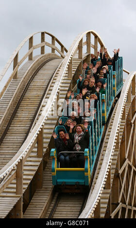 Die Gewinner und Mitglieder der Öffentlichkeit fahren die Scenic Railway, die älteste Achterbahn Großbritanniens, im Vergnügungspark Dreamland Margate in Kent, da sie nach der Restaurierung offiziell wieder eröffnet wird, nachdem der Zug vor fast zehn Jahren bei einem Brand zerstört wurde. Stockfoto