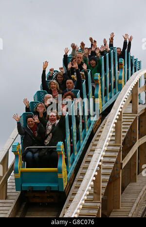 Die Gewinner und Mitglieder der Öffentlichkeit fahren die Scenic Railway, die älteste Achterbahn Großbritanniens, im Vergnügungspark Dreamland Margate in Kent, da sie nach der Restaurierung offiziell wieder eröffnet wird, nachdem der Zug vor fast zehn Jahren bei einem Brand zerstört wurde. Stockfoto