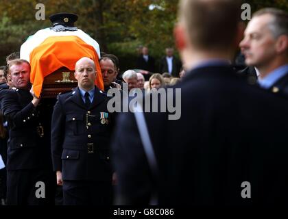 Der Sarg von Garda Tony Golden wird in die St. Oliver Plunkett Kirche in Blackrock, Co. Louth für seine staatliche Beerdigung getragen. Stockfoto