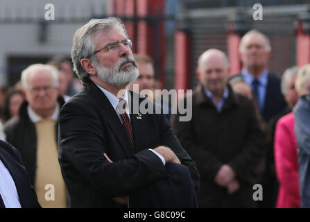 Sinn Fein-Präsident Gerry Adams im Blackrock-Dorf Co Louth für die staatliche Beerdigung des ermordeten Garda Tony Golden. Stockfoto