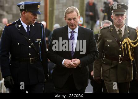 Ein Taoiseach Enda Kenny (Mitte) kommt zur staatlichen Beerdigung von Garda Tony Golden in der St. Oliver Plunkett Kirche in Blackrock, Co. Louth. Stockfoto