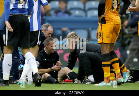 Fußball - Sky Bet Championship - Sheffield Mittwoch gegen Hull City - Hillsborough Stadium. Schiedsrichter Keith Stroud liegt beim Spiel von Sheffield Wednesday gegen Hull City verletzt Stockfoto