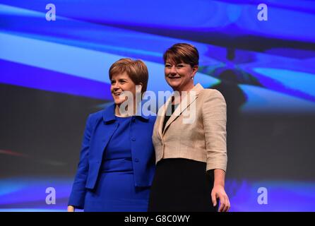 Leanne Wood (rechts), Leiterin von Carlaid Cymru, zusammen mit der ersten Ministerin Nicola Sturgeon auf der SNP-Konferenz in Aberdeen, wo Frau Wood den Delegierten sagte, Wales könne Lehren aus Schottland ziehen. Stockfoto
