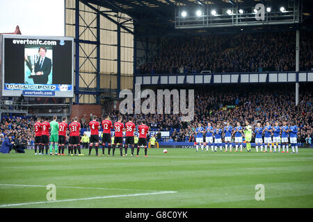 Everton und Manchester United Spieler schließen sich in einer Minute Applaus für den ehemaligen Everton-Manager Howard Kendall, der heute vor dem Barclays Premier League Spiel im Goodison Park, Liverpool, verstorben ist. Stockfoto