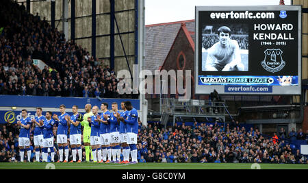 Everton und Manchester United Spieler schließen sich in einer Minute Applaus für den ehemaligen Everton-Manager Howard Kendall, der heute vor dem Barclays Premier League Spiel im Goodison Park, Liverpool, verstorben ist. Stockfoto