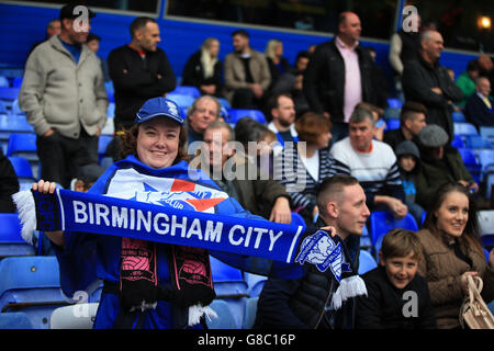 Ein Fan von Birmingham City hält vor dem einen Schal hoch Spiel gegen QPR Stockfoto