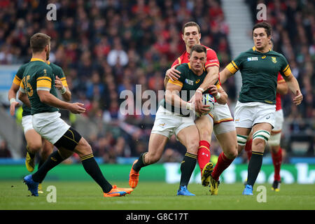 Der Südafrikaner Jesse Kriel (Mitte links) wird während des Rugby-Weltcupspiels im Twickenham Stadium, London, von Wales' George North angegangen. Stockfoto