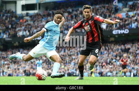 Der Manchester City Raheem Sterling (links) erzielt das vierte Tor des Spiels seiner Seite und schließt seinen Hattrick während des Barclays Premier League-Spiels im Etihad Stadium, Manchester, ab. Stockfoto