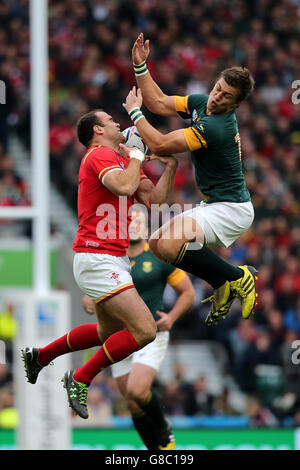 Jamie Roberts aus Wales (links) und Handre Pollard aus Südafrika treten beim Rugby-Weltcup-Spiel im Twickenham Stadium, London, um den Ball in der Luft an. Stockfoto