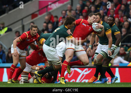 Der walesische George North (Mitte) wird vom südafrikanischen Eben Etzebeth (links) während des Rugby-Weltcup-Spiels im Twickenham Stadium, London, angegangen. Stockfoto