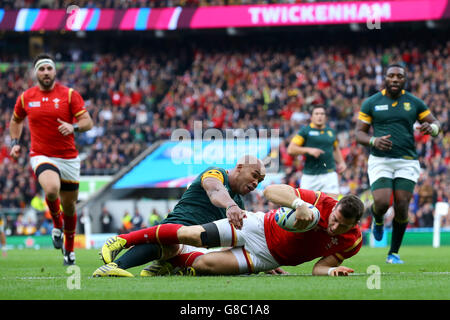 Rugby Union - Rugby-Weltmeisterschaft 2015 - Viertelfinale - Südafrika gegen Wales - Twickenham. Gareth Davies von Wales erzielt den ersten Versuch seiner Seite beim Rugby-Weltcup-Spiel im Twickenham Stadium, London. Stockfoto