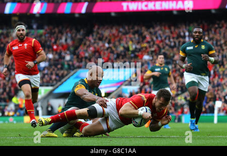 Gareth Davies von Wales erzielt den ersten Versuch seiner Seite beim Rugby-Weltcup-Spiel im Twickenham Stadium, London. Stockfoto