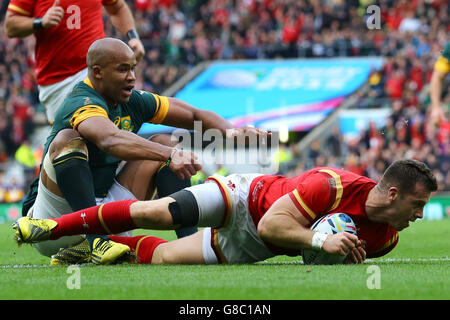 Rugby Union - Rugby-Weltmeisterschaft 2015 - Viertelfinale - Südafrika gegen Wales - Twickenham. Gareth Davies von Wales erzielt den ersten Versuch seiner Seite beim Rugby-Weltcup-Spiel im Twickenham Stadium, London. Stockfoto