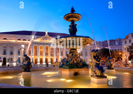 Brunnen und National Theater in Rossio Platz nachts in Lissabon Stockfoto