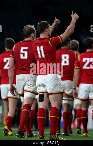 Rugby Union - Rugby-Weltmeisterschaft 2015 - Viertelfinale - Südafrika gegen Wales - Twickenham. George North von Wales (rechts) würdigt die Fans am Ende des Rugby-Weltcup-Spiels im Twickenham Stadium, London. Stockfoto