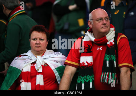 Rugby Union - Rugby-Weltmeisterschaft 2015 - Viertelfinale - Südafrika gegen Wales - Twickenham. Die Fans von Wales sehen am Ende des Rugby-WM-Spiels im Twickenham Stadium, London, niedergeschlagen aus. Stockfoto