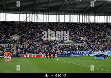 Soccer - Sky Bet League One - Coventry City / Blackpool - Ricoh Arena. Die Spieler von Blackpool und Coventry City bereiten sich darauf vor, eine Minute Stille vor dem Anpfiff zu beobachten Stockfoto