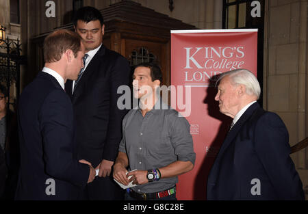 Der Herzog von Cambridge (links) trifft am King's College London den Basketballspieler Yao Ming, den Fernsehmoderator Bear Grylls und Sir David Attenborough, bevor er eine Rede über den illegalen Wildtierhandel für das chinesische Fernsehen aufnahm. Stockfoto