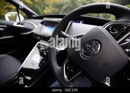 Das Armaturenbrett des ersten Serienfahrzeugs für Wasserstoff-Brennstoffzellen, des Toyota Mirai, durchläuft es in Denham, Buckinghamshire. Stockfoto