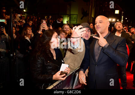 Vin Diesel begrüßt seine Fans bei der Premiere von Last Witch Hunter, die am Empire Leicester Square in London stattfand. DRÜCKEN Sie VERBANDSFOTO. Bilddatum: Montag, 19. Oktober 2015. Bildnachweis sollte lauten: Ian West/PA Wire Stockfoto