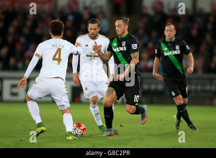 Marko Arnautovic von Stoke City (Mitte rechts) während des Spiels der Barclays Premier League im Liberty Stadium, Swansea. Stockfoto