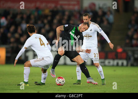 Marko Arnautovic (Mitte) von Stoke City während des Spiels der Barclays Premier League im Liberty Stadium, Swansea. Stockfoto