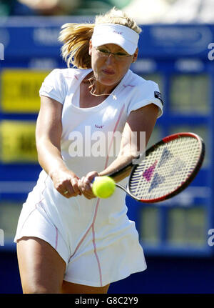 Tennis - Hastings Direct International Championships 2005 - Elena Baltacha gegen Conchita Martinez - Devonshire Park. Die britische Elena Baltacha in Aktion. Stockfoto