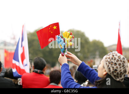 Die Menschenmassen in der Mall vor dem Buckingham Palace, London, am ersten Tag des chinesischen Staatsbesuchs des chinesischen Präsidenten Xi Jinping. Stockfoto