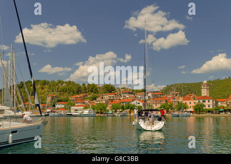 Yacht, die Ankunft in Skradin, der Fluss Cikola über Sibenik, Kroatien Stockfoto