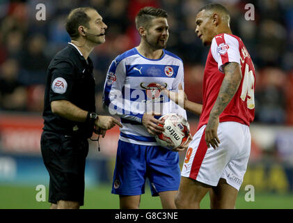 Fußball - Sky Bet Championship - Rotherham United gegen Reading - New York Stadium. Schiedsrichter Jeremy Simpson, Oliver Norwood von Reading und Jonson Clarke-Harris von Rotherham United Stockfoto