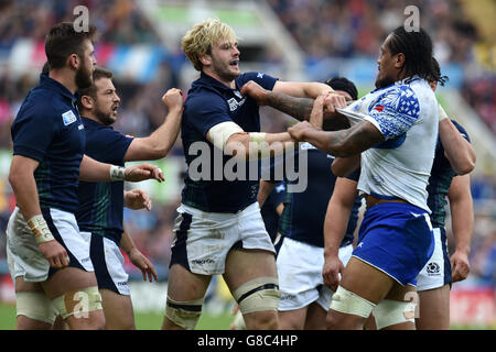 Richie Gray (Mitte) aus Schottland und Filo Paulo aus Samoa (rechts) treffen aufeinander, während die Stimmung während des WM-Spiels im St. James' Park, Newcastle, aufflammt. Stockfoto