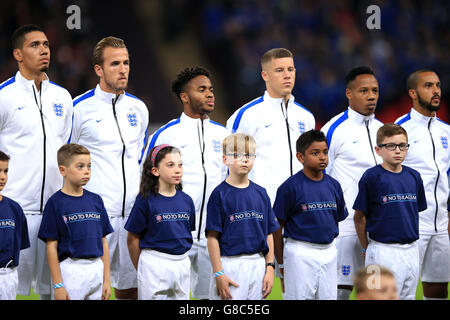 Fußball - UEFA Euro 2016 - Qualifikation - Gruppe E - England gegen Estland - Wembley Stadium. England Spieler stehen vor dem Spiel Stockfoto