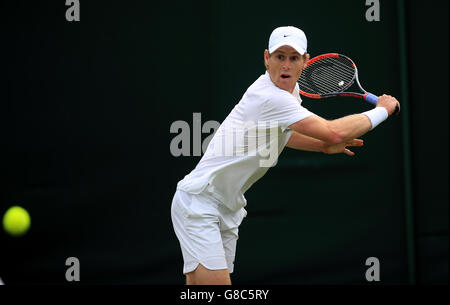 Luke Saville im Einsatz gegen Dennis Novikov am zweiten Tag der Wimbledon Championships beim All England Lawn Tennis und Croquet Club in Wimbledon. DRÜCKEN SIE VERBANDSFOTO. Bilddatum: Dienstag, 28. Juni 2016. Siehe PA Geschichte Tennis Wimbledon. Bildnachweis sollte lauten: Adam Davy/PA Wire. EINSCHRÄNKUNGEN: Nur für redaktionelle Zwecke. Keine kommerzielle Nutzung ohne vorherige schriftliche Zustimmung des AELTC. Nur für Standbilder – keine bewegten Bilder, die Broadcast emulieren können. Keine Überlagerung oder Entfernung von Sponsoren-/Werbelogos. Weitere Informationen erhalten Sie unter +44 (0)1158 447447. Stockfoto