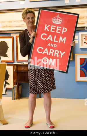 London, UK. 27. Juni 2016. Das Plakat "Keep Calm & Carry On" ist auf den Verkauf an Manning Fine Art auf GBP 21.250. Die Kunst & Antiquitäten Messe läuft in London Olympia vom 27. Juni bis 3. Juli 2016. Die Messe für Kunst beherbergt 160 Händler präsentieren mehr als 55.000 Stücke von GBP 100 GBP 1 Million geschätzt. Stockfoto