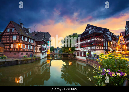 Straßburg. Bild von Straßburg Altstadt während der dramatischen Sonnenuntergang. Stockfoto