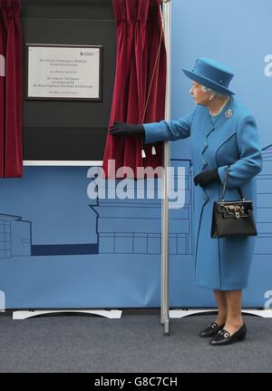 Königin Elizabeth II. Enthüllt eine Gedenktafel an der University of Surrey in Guildford, Surrey, um offiziell eine neue hochmoderne Veterinärschule zu eröffnen. Stockfoto