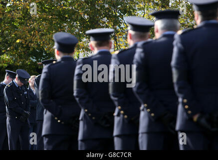 Mitglieder von an Garda auf dem Gelände der St. Oliver Plunkett Kirche, in Blackrock, Co. Louth, während der Trauermesse von Garda Tony Golden. Stockfoto