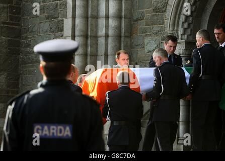 Der Sarg des Gardasees Tony Golden verlässt nach seinem Staatsbegräbnis die St. Oliver Plunkett Kirche in Blackrock, Co. Louth. Stockfoto