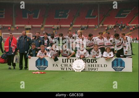 English Cup Soccer - FA Charity Shield - Chelsea / Manchester United - Wembley. Manchester United Team mit dem FA Charity Shield Stockfoto